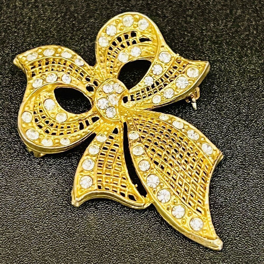 Vintage Rhinestone Crystal Brooch Lacy Filigree Bow Ribbon Gold Tone PRETTY 1492